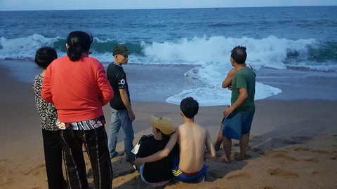 Người thân nữ sinh mất tích đau đớn trước biển - Ảnh: DUY THANH Người thân nữ sinh mất tích đau đớn trước biển - Ảnh: DUY THANH