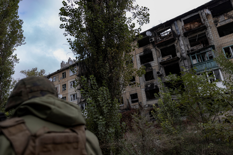 Một tòa nhà dân cư bị hư hại, tại thị trấn Avdiivka, vùng Donetsk, Ukraine ngày 17-10 - Ảnh: REUTERS Một tòa nhà dân cư bị hư hại tại thị trấn Avdiivka, vùng Donetsk, Ukraine ngày 17-10 - Ảnh: REUTERS