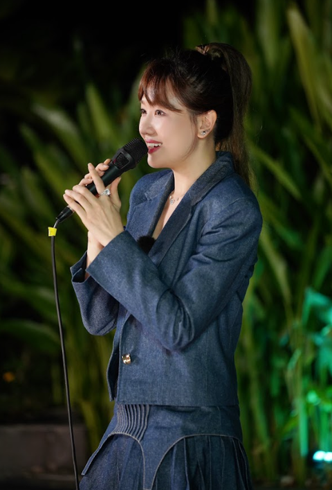 Khán giả sẽ được thưởng thức những tiết mục biểu diễn hấp dẫn. Khán giả sẽ được thưởng thức những tiết mục biểu diễn hấp dẫn.