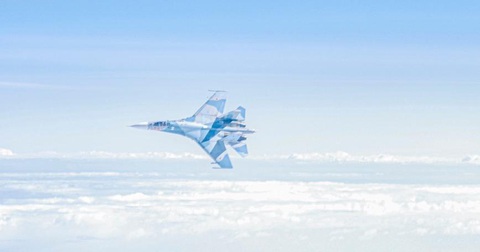 Tiêm kích Su-27 Nga chặn máy bay ném bom Mỹ trên biển Baltic - Ảnh 1. Chiến đấu cơ Sukhoi Su-27 của Nga bay trên vùng trời quốc tế ở biển Baltic hồi tháng 4-2023 - Ảnh: REUTERS