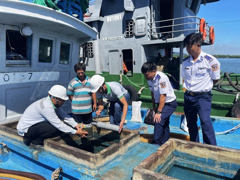 Cơ quan chức năng lấy mẫu hàng hóa để giám định kiểm tra chất lượng. Ảnh: CSB Cơ quan chức năng lấy mẫu dầu trên tàu TG 90297 TS để giám định kiểm tra chất lượng - Ảnh: Cảnh sát biển