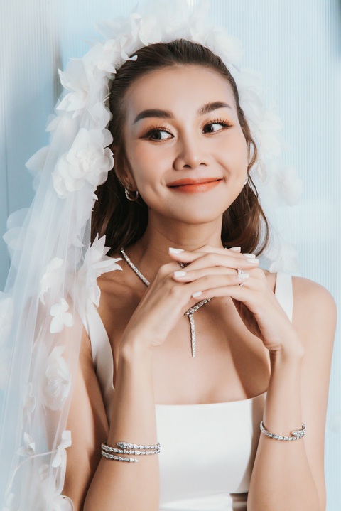 Siêu mẫu Thanh Hằng tiết lộ mong ước sinh con sớm - Ảnh 1. "Cô dâu tháng 10" Thanh Hằng cởi mở về cuộc sống riêng sau kết hôn