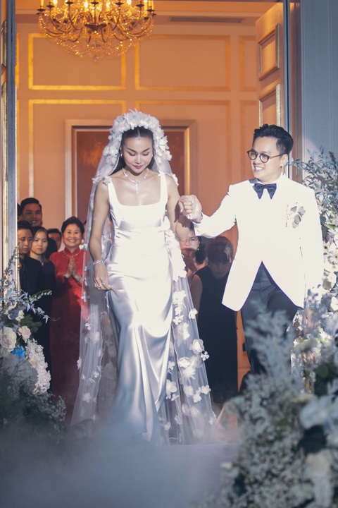 Thanh Hằng đeo trang sức kim cương hơn 10 tỉ đồng trong ngày cưới - Ảnh 1. Thanh Hằng sánh đôi cùng ông xã Trần Nhật Minh vào lễ đường.