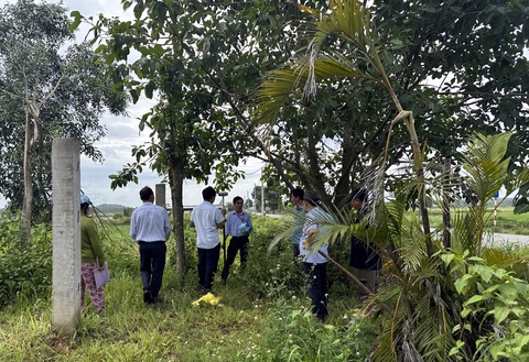 Huyện Châu Đức: Điểm sáng trong giải ngân vốn đầu tư công của Bà Rịa - Vũng Tàu - Ảnh 4. Lãnh đạo và ngành chức năng huyện Châu Đức thị sát mặt bằng để giải quyết vướng mắc cho dự án đầu tư công - Ảnh: ĐÔNG HÀ