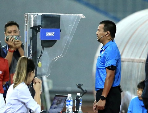 Hiệu ứng tích cực từ VAR - Ảnh 3. Trọng tài trận Hải Phòng - Hoàng Anh Gia Lai tại vòng 1 V-League kiểm tra VAR - Ảnh: HOÀNG TÙNG