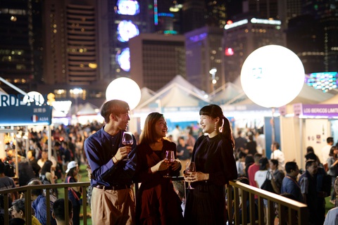 Hong Kong tặng 1 triệu voucher cho du khách trải nghiệm kinh tế đêm - Ảnh 1. Du khách tham gia chương trình về đêm của Hong Kong - Ảnh: T.L.