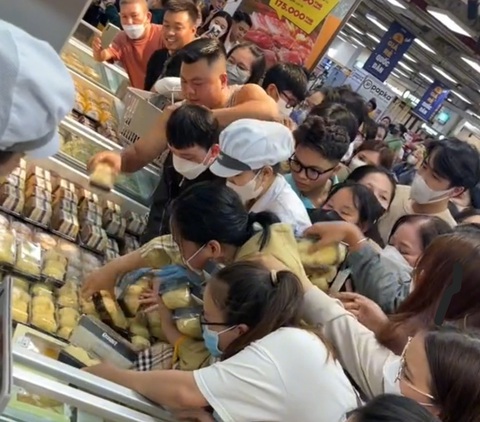 Giành giật mua bánh custard, siêu thị giới hạn mỗi khách chỉ mua 2 hộp/lần - Ảnh 1. Hình ảnh giành giật mua bánh custard tại siêu thị Emart được lan truyền trên mạng xã hội những ngày gần đây - Ảnh chụp màn hình