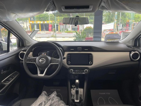 Tin tức giá xe: Nissan Almera giảm giá 100 triệu tại đại lý, tiệm cận xe hạng A - Ảnh 3. Bên trong xe trang bị màn hình cảm ứng 8 inch và bảng đồng hồ tích hợp màn hình màu 7 inch. Một số tính năng đáng chú ý có thể kể đến hệ thống âm thanh 6 loa, điều hòa tự động hay khởi động nút bấm