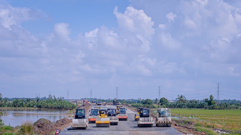 Hối hả trên công trường cao tốc Mỹ Thuận - Cần Thơ - Ảnh 1. Tập đoàn Đèo Cả tập trung nhân lực, máy móc cho dự án cao tốc Mỹ Thuận - Cần Thơ