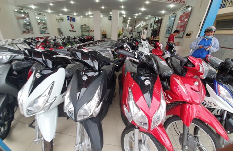 Xe máy bán ế, tồn kho nhiều - Ảnh 1. Nhiều cửa hàng kinh doanh xe máy than ế ẩm, sức mua giảm mạnh - Ảnh: C.TRUNG