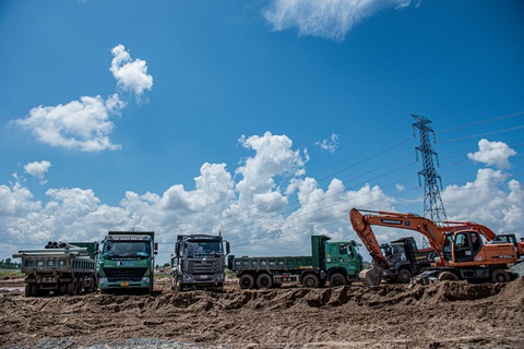 Hối hả trên công trường cao tốc Mỹ Thuận - Cần Thơ - Ảnh 2. Tiến độ nền đường đạt khoảng 81%, các công trình trên tuyến đạt sản lượng khoảng 72%.