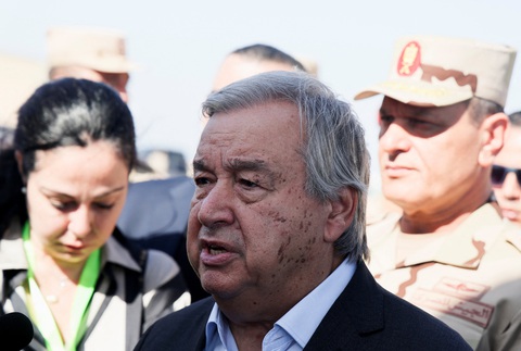 Tổng thư ký LHQ Antonio Guterres trong chuyến thăm cửa khẩu Rafah giữa Ai Cập và Dải Gaza ngày 20-10 - Ảnh: REUTERS Tổng thư ký Liên Hiệp Quốc Antonio Guterres trong chuyến thăm cửa khẩu Rafah giữa Ai Cập và Dải Gaza ngày 20-10 - Ảnh: REUTERS