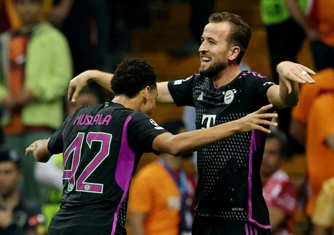 Kane tỏa sáng đưa Bayern tiến sát tấm vé đi tiếp ở Champions League - Ảnh 1. Harry Kane (phải) và Musiala tỏa sáng giúp Bayern chiến thắng tại "chảo lửa" Galatasaray - Ảnh: REUTERS