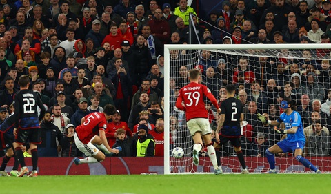 Maguire và Onana cứu Man United thoát hiểm ngoạn mục - Ảnh 2. Cú đánh đầu ghi bàn của Maguire - Ảnh: REUTERS