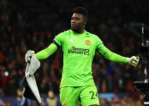 Maguire và Onana cứu Man United thoát hiểm ngoạn mục - Ảnh 4. Onana ăn mừng sau pha cản phá phạt đền thành công - Ảnh: REUTERS