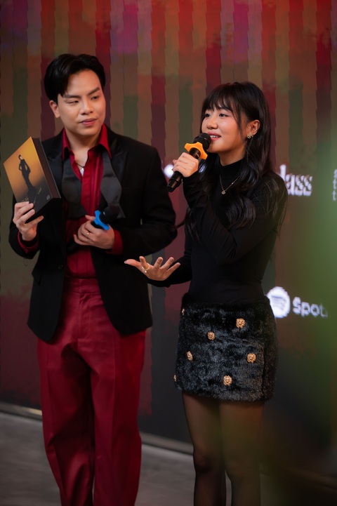 Hứa Kim Tuyền (trái) và Văn Mai Hương trong họp báo ra mắt album Hứa Kim Tuyền (trái) và Văn Mai Hương trong họp báo ra mắt album