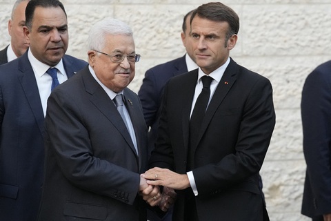Tổng thống Pháp Emmanuel Macron là lãnh đạo phương Tây đầu tiên đến Bờ Tây gặp Tổng thống Palestine Mahmoud Abbas - Ảnh: AFP Tổng thống Pháp Emmanuel Macron là lãnh đạo phương Tây đầu tiên đến Bờ Tây gặp Tổng thống Palestine Mahmoud Abbas - Ảnh: AFP