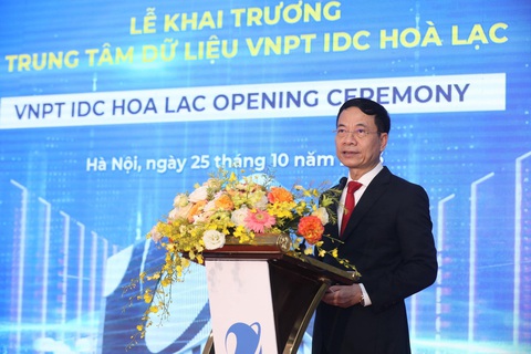 Ông Nguyễn Mạnh Hùng kêu gọi sử dụng dịch vụ hạ tầng dữ liệu của Việt Nam - Ảnh 2. Bộ trưởng Nguyễn Mạnh Hùng cho biết mỗi năm phải có thêm 5 IDC quy mô như IDC Hòa Lạc mới có thể cơ bản đáp ứng được nhu cầu dữ liệu của Việt Nam - Ảnh: NGUYỄN QUYẾT