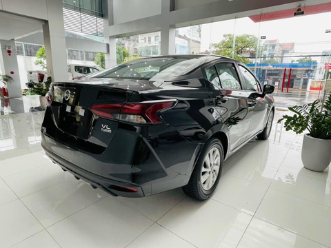 Tin tức giá xe: Nissan Almera giảm giá 100 triệu tại đại lý, tiệm cận xe hạng A - Ảnh 4. Động cơ là loại tăng áp 3 xy-lanh 1.0L nhưng đáp ứng tiêu chuẩn khí thải Euro 5, cho công suất 98,6 mã lực tại 5.000 vòng/phút và mô-men xoắn 152Nm tại 2.400-4.000 vòng/phút. Hai bản CVT dùng hộp số vô cấp, 3 chế độ lái và tính năng ngắt động cơ tạm thời Idling Stop