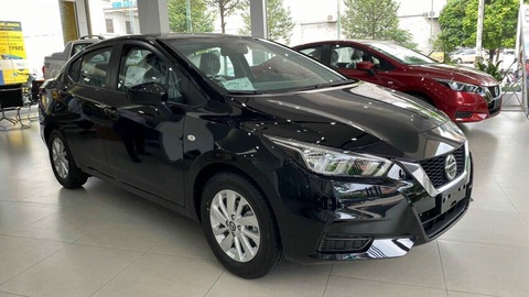 Tin tức giá xe: Nissan Almera giảm giá 100 triệu tại đại lý, tiệm cận xe hạng A - Ảnh 2. Nissan Almera ra mắt lần đầu tiên vào tháng 8-2021. Đến tháng 6-2022, xe được nâng cấp một số trang bị để phù hợp hơn với thị hiếu người Việt, như gập gương tự động, gương chiếu hậu trung tâm tràn viền, đèn pha tự động bật tắt. Nội thất bổ sung ghế bọc da, điều hòa có thêm dàn nóng và tính năng kết nối Android Auto