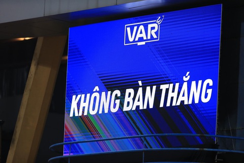 V-League 2023-2024 có thêm trọng tài và trợ lý trọng tài VAR - Ảnh 2. VAR thông báo không bàn thắng ở trận Công An Hà Nội - Quy Nhơn Bình Định - Ảnh: HOÀNG TÙNG