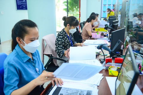 Trị bệnh né trách nhiệm - Ảnh 1. Cán bộ, công chức giải quyết thủ tục hành chính cho người dân ở TP. Thủ Đức, TP.HCM - Ảnh: QUANG ĐỊNH