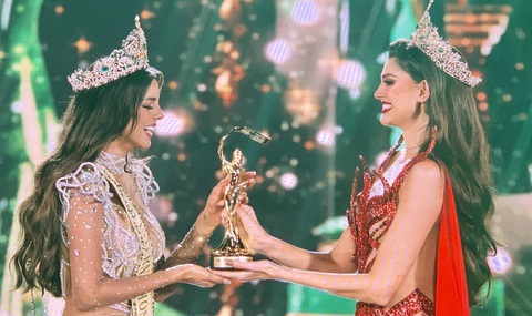 Đương kim Miss Grand International Isabella Menin (bìa phải) trao vương miệng cho tân hoa hậu Peru. Đương kim Miss Grand International Isabella Menin (bên phải) trao vương miện cho tân hoa hậu đến từ Peru