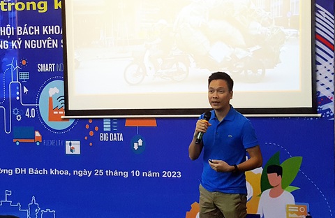 Anh Lương Duy Hoài trong buổi chia sẻ với sinh viên vào ngày 25-10 - Ảnh: TRỌNG NHÂN Anh Lương Duy Hoài trong buổi chia sẻ với sinh viên vào ngày 25-10 - Ảnh: TRỌNG NHÂN