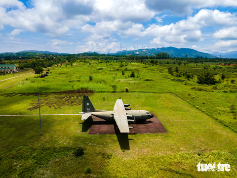 Bao giờ 'ngựa thồ' C-130 ở Khe Sanh cất cánh? - Ảnh 1. Máy bay C130 ở di tích sân bay Tà Cơn - Ảnh: HOÀNG TÁO