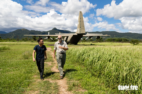 Bao giờ 'ngựa thồ' C-130 ở Khe Sanh cất cánh? - Ảnh 3. Một phi công quân sự Mỹ sau khi tham quan máy bay C-130 - Ảnh: HOÀNG TÁO