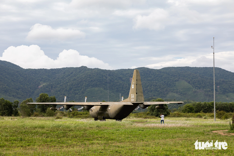 Bao giờ 'ngựa thồ' C-130 ở Khe Sanh cất cánh? - Ảnh 4. Du khách chỉ dừng lại ở chụp ảnh, tham quan bên ngoài chiếc C-130 - Ảnh: HOÀNG TÁO