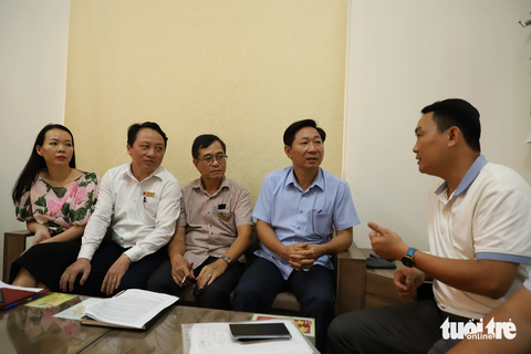Ông Phạm Văn Khôi - phó chủ tịch UBND huyện Ea H'leo cho biết sẽ rà soát, điều chỉnh chi tiết "tín dụng đen" - Ảnh: TRUNG TÂN Ông Phạm Văn Khôi - phó chủ tịch UBND huyện Ea H'leo (thứ hai từ phải sang) - cho biết sẽ hủy kết quả thi đua để làm lại, điều chỉnh chi tiết "tín dụng đen" - Ảnh: TRUNG TÂN