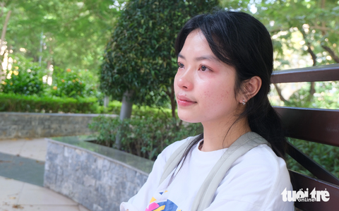 Khó khăn, cô con gái Ngô Thị Hiền xin "mượn" tiền phúng điếu của bố đi học và quyết tâm sẽ trả bằng chính nỗ lực học tập, làm việc của mìnhẢnh: HÀ THANH Dù khó khăn, cô con gái Ngô Thị Hiền vẫn luôn quyết tâm nỗ lực học tập, làm việc - Ảnh: HÀ THANH