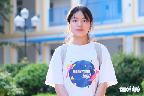 'Mượn' tiền phúng điếu của bố đi học - Ảnh 4. Ngô Thị Hiền đặt mục tiêu ôn luyện tiếng Anh, dành sức cho việc học đạt điểm cao để ứng tuyển hồ sơ du học trong thời gian tới - Ảnh: HÀ THANH