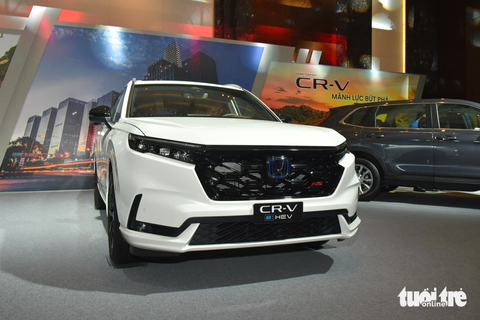 Honda CR-V 2024 ra mắt Việt Nam với giá đáng kinh ngạc từ 1,1 tỉ đồng - Ảnh 1. Giá các phiên bản dao động từ 1,109 tỉ đến 1,310 tỉ đồng. Màu trắng và đỏ thêm 5 triệu đồng - Ảnh: LÊ HOÀNG