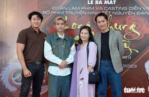 Các diễn viên trong buổi ra mắt đoàn phim Long phụng xum vầy - Ảnh: HOÀNG LÊ Các diễn viên trong buổi ra mắt đoàn phim Long phụng sum vầy - Ảnh: HOÀNG LÊ
