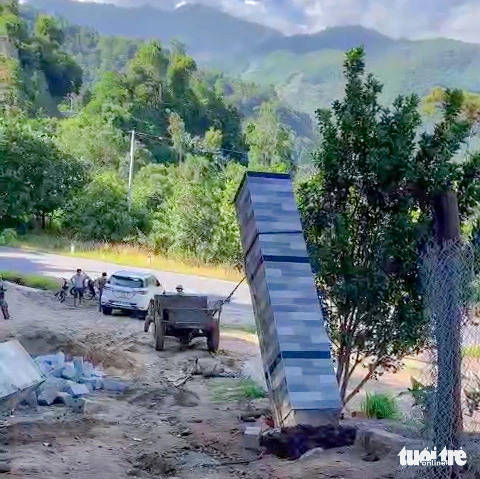 UBND xã Lâm Sơn phối hợp với các cơ quan liên quan kiên quyết tháo dỡ một công trình xây dựng trái pháp - Ảnh: DUY NGỌC UBND xã Lâm Sơn phối hợp với các cơ quan liên quan kiên quyết tháo dỡ một công trình xây dựng trái phép - Ảnh: DUY NGỌC
