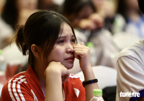 Tân sinh viên 19 tỉnh, thành phía Bắc nhận học bổng Tiếp sức đến trường: Ý chí của chữ học, chữ hiếu - Ảnh 9. Tại lễ trao, nhiều tân sinh viên không cầm được nước mắt khi xem đoạn phim về Thúy Hảo và Lệ Anh - Ảnh: NGUYỄN KHÁNH