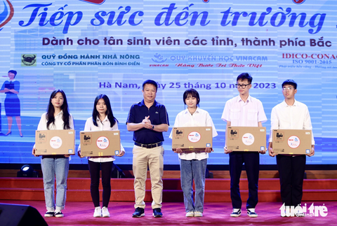 Tân sinh viên 19 tỉnh, thành phía Bắc nhận học bổng Tiếp sức đến trường: Ý chí của chữ học, chữ hiếu - Ảnh 11. Quỹ Khuyến học Vinacam - Công ty cổ phần tập đoàn Vinacam trao tặng 5 laptop dành cho các tân sinh viên đặc biệt khó khăn, còn thiếu thiết bị học tập - Ảnh: NGUYỄN KHÁNH