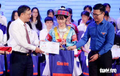 Phó Chủ tịch UBND tỉnh Nguyễn Đức Vượng (trái) và anh Vũ Trần Tùng Anh Phó Bí thư tỉnh đoàn Hà Nam trao học bổng cho tân sinh viên - Ảnh: NGUYỄN KHÁNH Ông Nguyễn Đức Vượng, Phó Chủ tịch UBND tỉnh Hà Nam (trái) và anh Vũ Trần Tùng Anh, Phó Bí thư tỉnh đoàn Hà Nam trao học bổng cho tân sinh viên - Ảnh: NGUYỄN KHÁNH