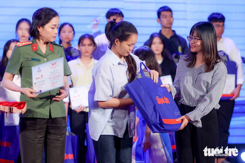 Bà Đỗ Thị Ngọc Hà - Trưởng đại diện báo Tuổi Trẻ khu vực phía Bắc (bên phải) và thượng tá Nguyễn Thị Thứ - phó trưởng phòng Công tác Đảng và công tác chính trị, Công an tỉnh Hà Nam trao học bổng cho tân sinh viên - Ảnh: NGUYỄN KHÁNH Bà Đỗ Thị Ngọc Hà - Trưởng đại diện báo Tuổi Trẻ khu vực phía Bắc (bên phải) và thượng tá Nguyễn Thị Thứ - phó trưởng phòng Công tác Đảng và công tác chính trị, Công an tỉnh Hà Nam trao học bổng cho tân sinh viên - Ảnh: NGUYỄN KHÁNH