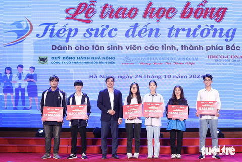 Đại diện nhà tài trợ Hệ thống Anh văn Hội Việt Mỹ (VUS) trao tặng học bổng cho các tân sinh viên - Ảnh: NGUYỄN KHÁNH Đại diện nhà tài trợ Hệ thống Anh văn Hội Việt Mỹ (VUS) trao tặng học bổng cho các tân sinh viên - Ảnh: NGUYỄN KHÁNH
