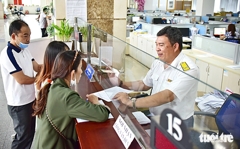 Khách đến làm các thủ tục về thuế giá trị gia tăng tại Chi cục Thuế TP.HCM - Ảnh: T.T.D. Khách đến làm các thủ tục về thuế giá trị gia tăng tại Cục Thuế TP.HCM - Ảnh: T.T.D.