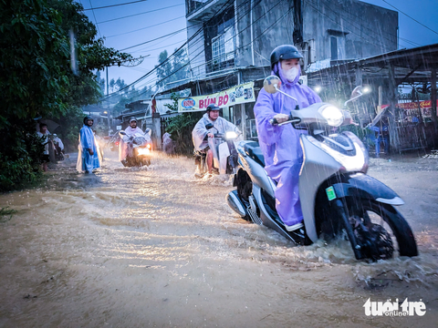 Cho học sinh nghỉ học sát giờ mưa lũ, Sở nói sẽ thông báo sớm hơn - Ảnh 1. Đợt mưa lớn từ ngày 13-10-2023 tại Đà Nẵng khiến ngành giáo dục nhiều lần thông báo cho học sinh nghỉ học - Ảnh: TẤN LỰC