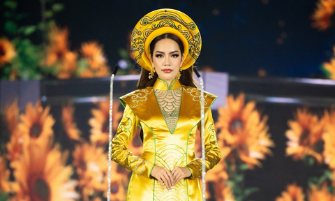 Lê Hoàng Phương mặc áo dài trong phần thi thuyết trình Lê Hoàng Phương mặc áo dài trong phần thi thuyết trình