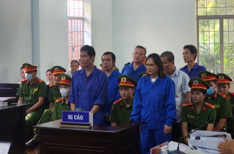 Bị cáo Thảo “lụi” ở Phan Thiết lãnh án tù - Ảnh 1. Các bị cáo tại phiên tòa - Ảnh: ĐỨC TRONG