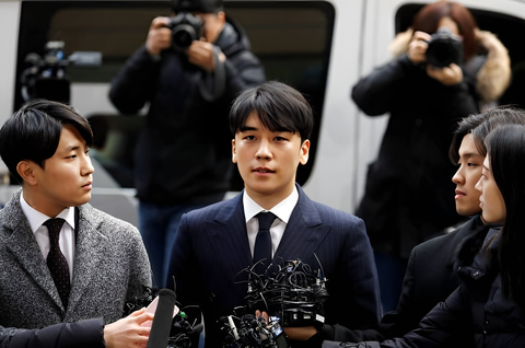 Huyền thoại Kpop Big Bang: nhạc hay nhưng lắm ồn ào - Ảnh 4. Seungri xin lỗi người hâm mộ khi bị tòa triệu tập vào năm 2019 - Ảnh: REUTERS