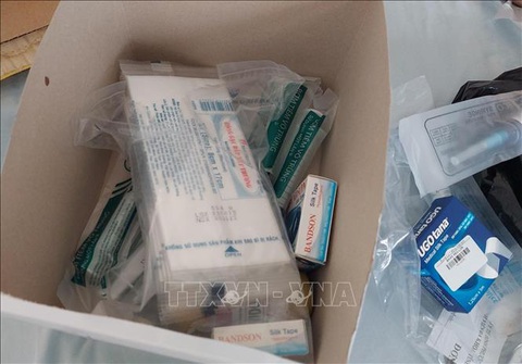 Bình Phước: Bệnh nhân phải ra ngoài mua từ bông băng, kim tiêm... do bệnh viện phải chờ thầu - Ảnh 1. Bệnh nhân phải tự mua vật tư y tế khi điều trị tại Bệnh viện Đa khoa tỉnh Bình Phước - Ảnh: TTXVN