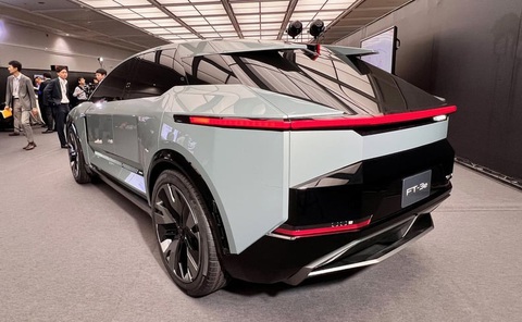 Toyota FT-3e Concept chào sân: Xứng đáng thay bZ4X - Ảnh 3. Đuôi xe sắc lẹm với các bề mặt đan xen và cũng không thiếu đi điểm nhấn nhờ 3 tông màu đỏ - đen - trắng xen kẽ - Ảnh: Automotive News