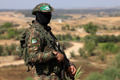 Chiến binh người Palestine của Lữ đoàn al-Qassam, cánh vũ trang của Hamas - Ảnh: AFP Chiến binh người Palestine của Lữ đoàn al-Qassam, cánh vũ trang của Hamas - Ảnh: AFP